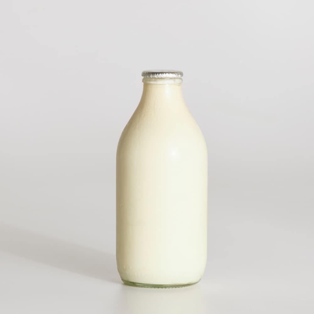 Totally Welsh Traditional Whole Milk in Glass, 568ml, 1pt