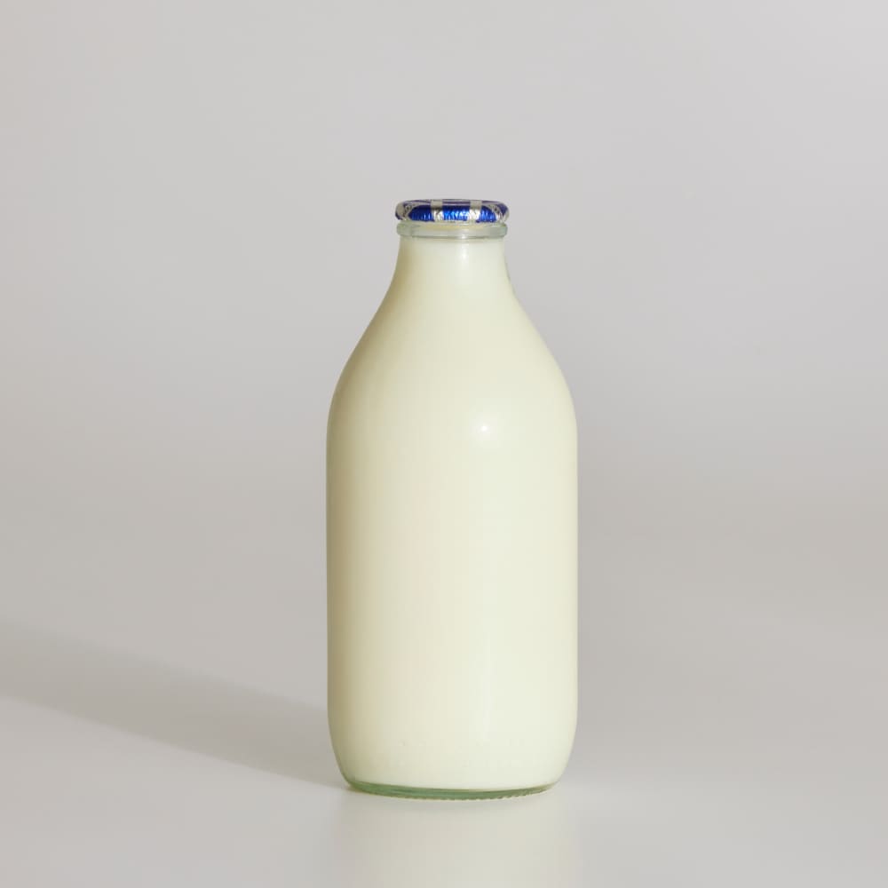 Totally Welsh Skimmed Milk in Glass, 568ml, 1pt