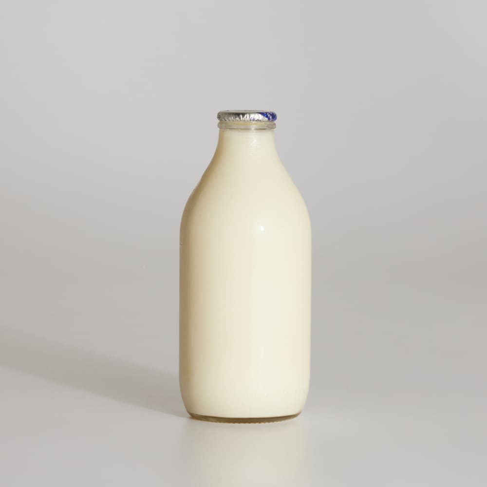 Totally Welsh Organic Skimmed Milk in Glass, 568ml, 1pt