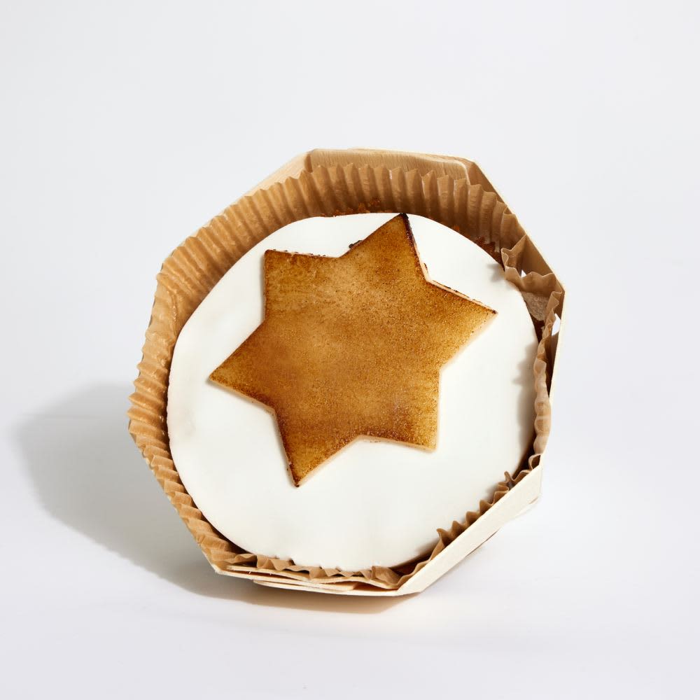 The Artisan Bakery Round Festive Cake with Flame-Glazed Star, 400g