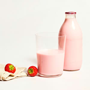 Derby Hill Dairy Strawberry Milk in Glass, 568ml, 1pt