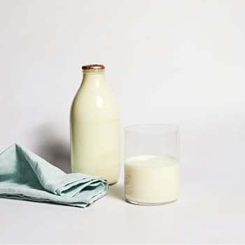 Channel Island Gold Foil Fresh Unhomogenised Milk in Glass, 568ml, 1pt