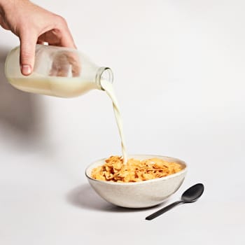 Milk & More Fresh Organic Semi Skimmed Milk in Glass, 568ml, 1pt