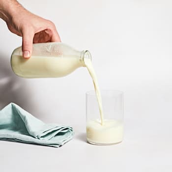 Milk & More Fresh Organic Skimmed Milk in Glass, 568ml, 1pt