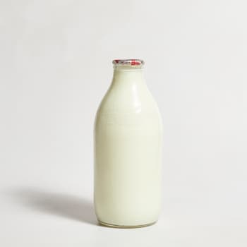 Milk & More Fresh Semi Skimmed Milk in Glass, 568ml, 1pt