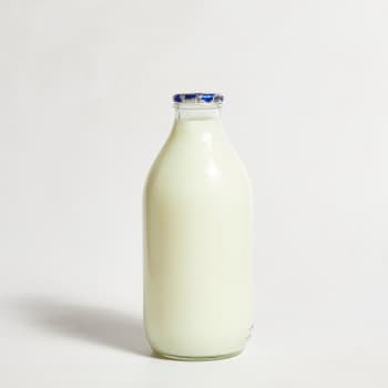 Milk & More Fresh Skimmed Milk in Glass, 568ml, 1pt
