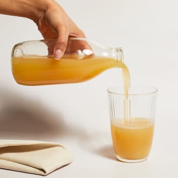 Milk & More Apple Juice in Glass, 568ml, 1pt