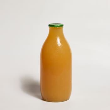 Milk & More Apple Juice in Glass, 568ml, 1pt