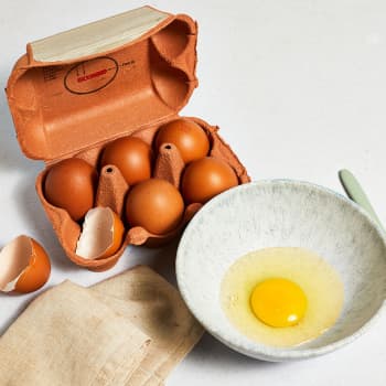 Medium Organic Eggs, 6 Pack