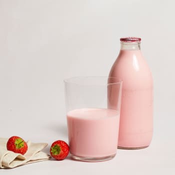 Derby Hill Dairy Strawberry Milkshake in Glass, 568ml, 1pt