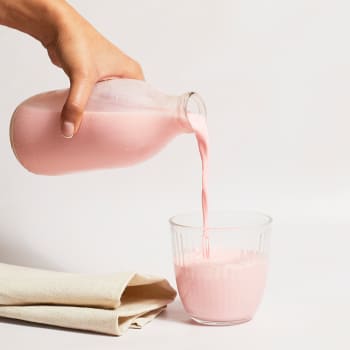 Derby Hill Dairy Strawberry Milkshake in Glass, 568ml, 1pt