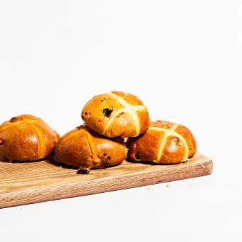 The Artisan Bakery Hot Cross Buns, 4 x 80g