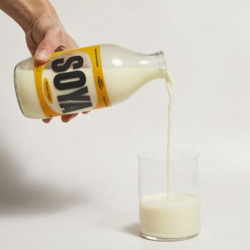 Good Company Fresh Soya Milk Alternative in Glass, 1pt