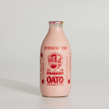 Oato Strawberry Oat Drink in Glass, 1pt