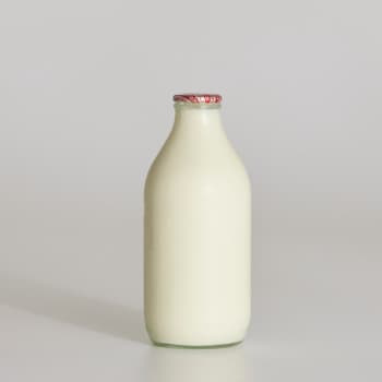Totally Welsh Semi Skimmed Milk in Glass, 568ml, 1pt