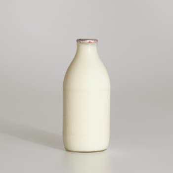 Totally Welsh Organic Semi Skimmed Milk in Glass, 568ml, 1pt