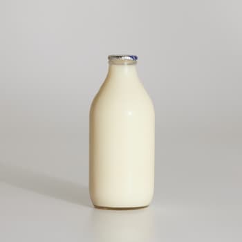 Totally Welsh Organic Skimmed Milk in Glass, 568ml, 1pt