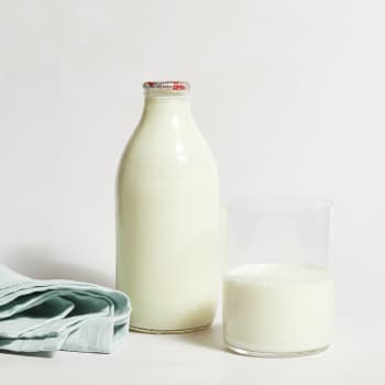 Milk & More Fresh Semi Skimmed Milk in Glass, 568ml, 1pt