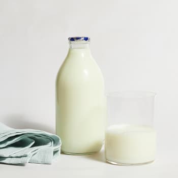 Milk & More Fresh Skimmed Milk in Glass, 568ml, 1pt